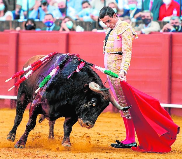Ureña se reivindica en Sevilla y corta una oreja de valor
