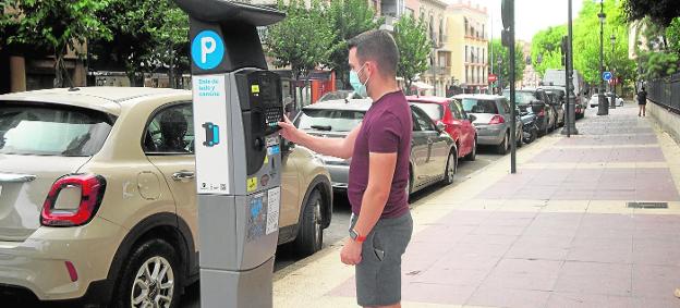 Arrecian las quejas de trabajadores y vecinos por el tope de dos horas y media de aparcamiento en Murcia