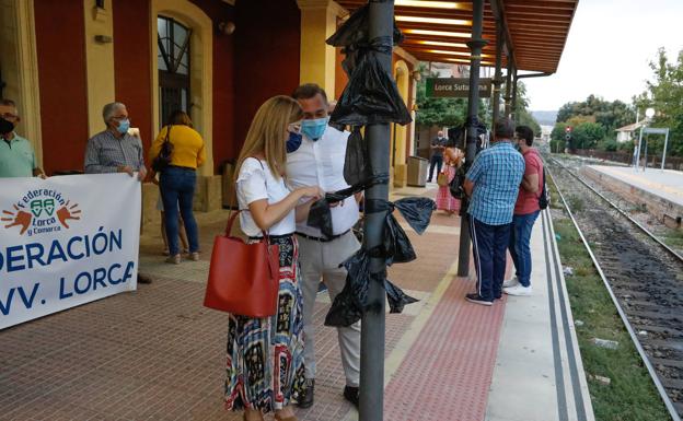 Jornada «negra» para el Gobierno regional y protesta en Lorca con crespones