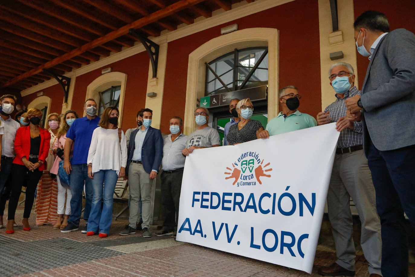 Protesta en Lorca con crespones negros