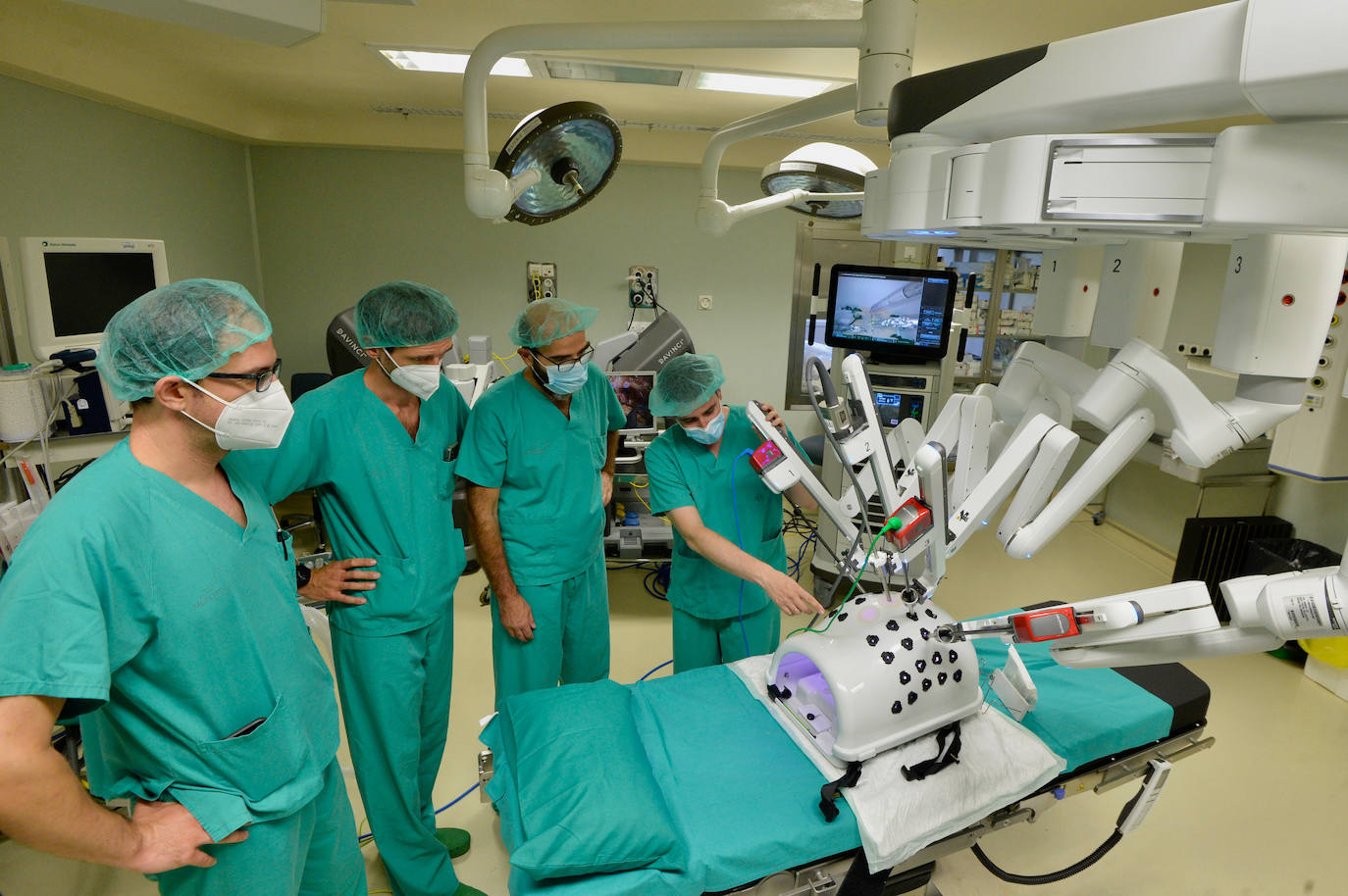 Un robot en el quirófano del Reina Sofía