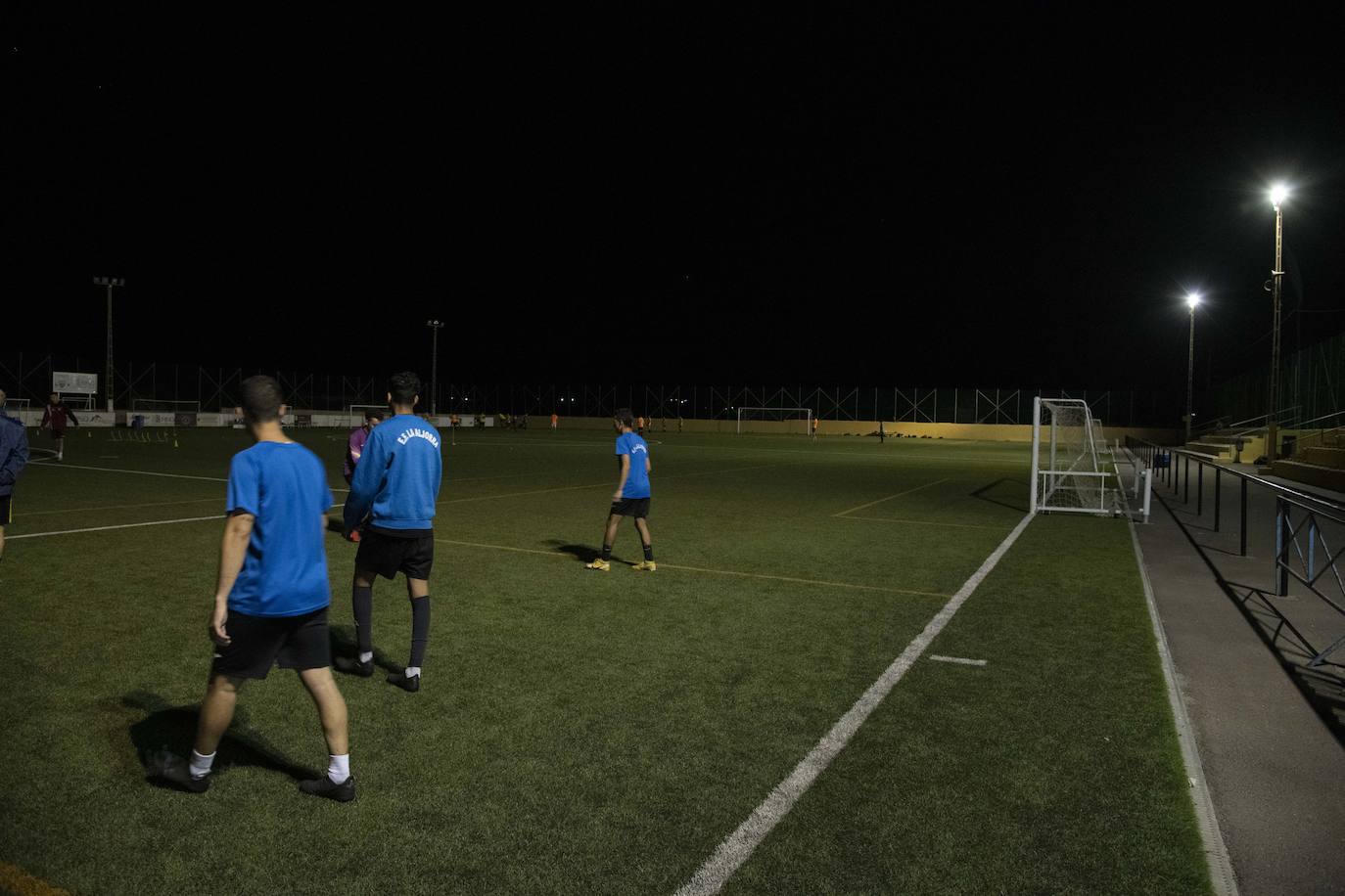Pases «a ciegas» y goles en «penumbra» en el campo de fútbol de La Aljorra