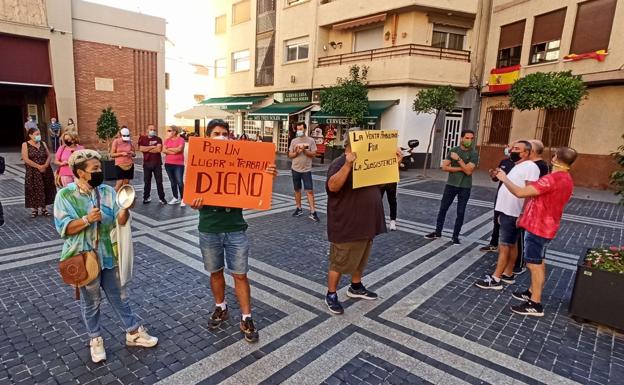Medio centenar de vendedores de Alcantarilla exigen que el mercado semanal regrese a su ubicación