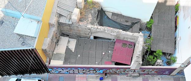 Overhead image of the remains of the Santa Eulalia wall, on the side of the church;  the initial agreement with the Town Hall allowed the building of seven floors in the space to its right. 