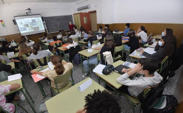Indignación de padres y docentes por las ratios al límite y las aulas saturadas