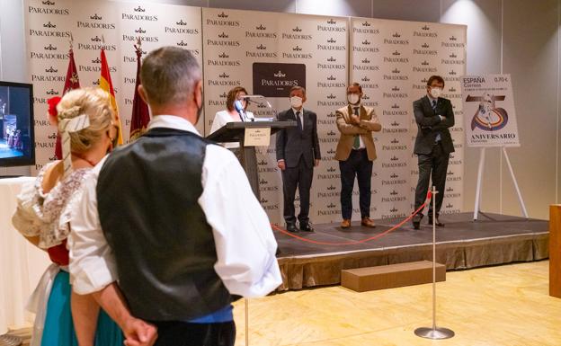 Correos pone en circulación un sello dedicado al 75 aniversario del grupo Coros y Danzas de Lorca