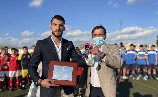 El campo de fútbol de Javalí Nuevo luce desde hoy el nombre del futbolista Rafa Mir