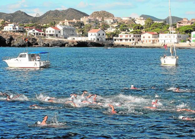 Doscientos nadadores bordean el faro de Cabo de Palos