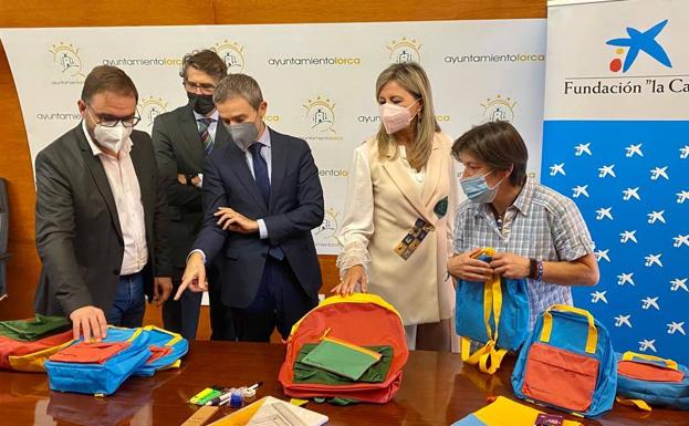 Niños sin recursos de Lorca reciben 720 lotes de material escolar