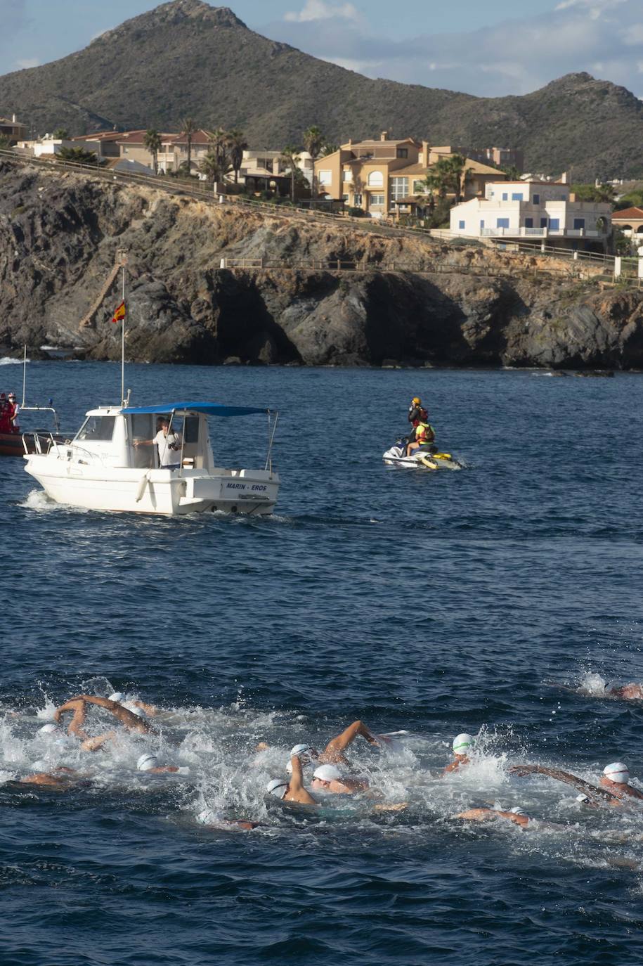 Doscientos nadadores bordean el faro de Cabo de Palos