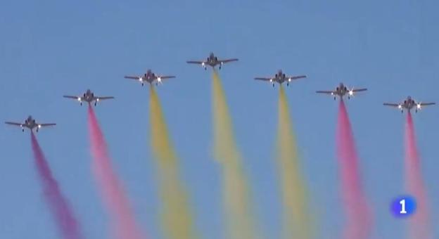 La estela de la Patrulla Águila en el desfile del Día de la Hispanidad causa revuelo en las redes