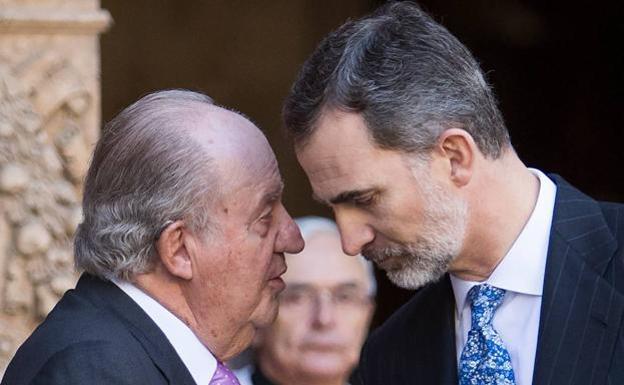 Juan Carlos I and Felipe VI, in a file image.