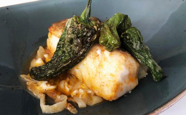 Lomos de bacalao al horno con pimientos de Padrón