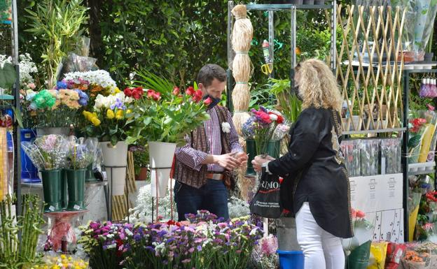 La venta ambulante de flores vuelve a cementerios y plazas de Murcia