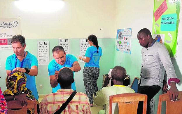 Azul en Acción vuelve a Senegal con su campaña 'El milagro de ver'