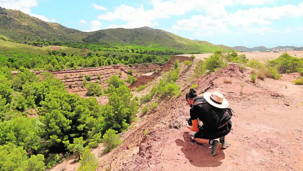 A photographer takes pictures of a mining waste dump in the Calblanque, Monte de las Cenizas and Peña del Águila Regional Park. 