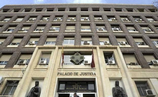 Afronta seis años de cárcel acusado de simular el alquiler de su casa para no cederla a sus hijos y su ex en Murcia