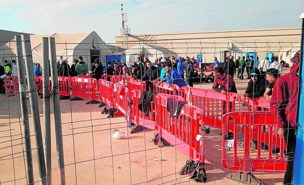 La nueva ola de pateras muestra la falta de medios locales para atender a los argelinos en Cartagena