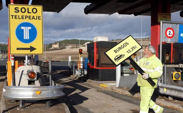 An operator removes the signage for the Alava de Armiñón toll from the AP-1 motorway in 2018.