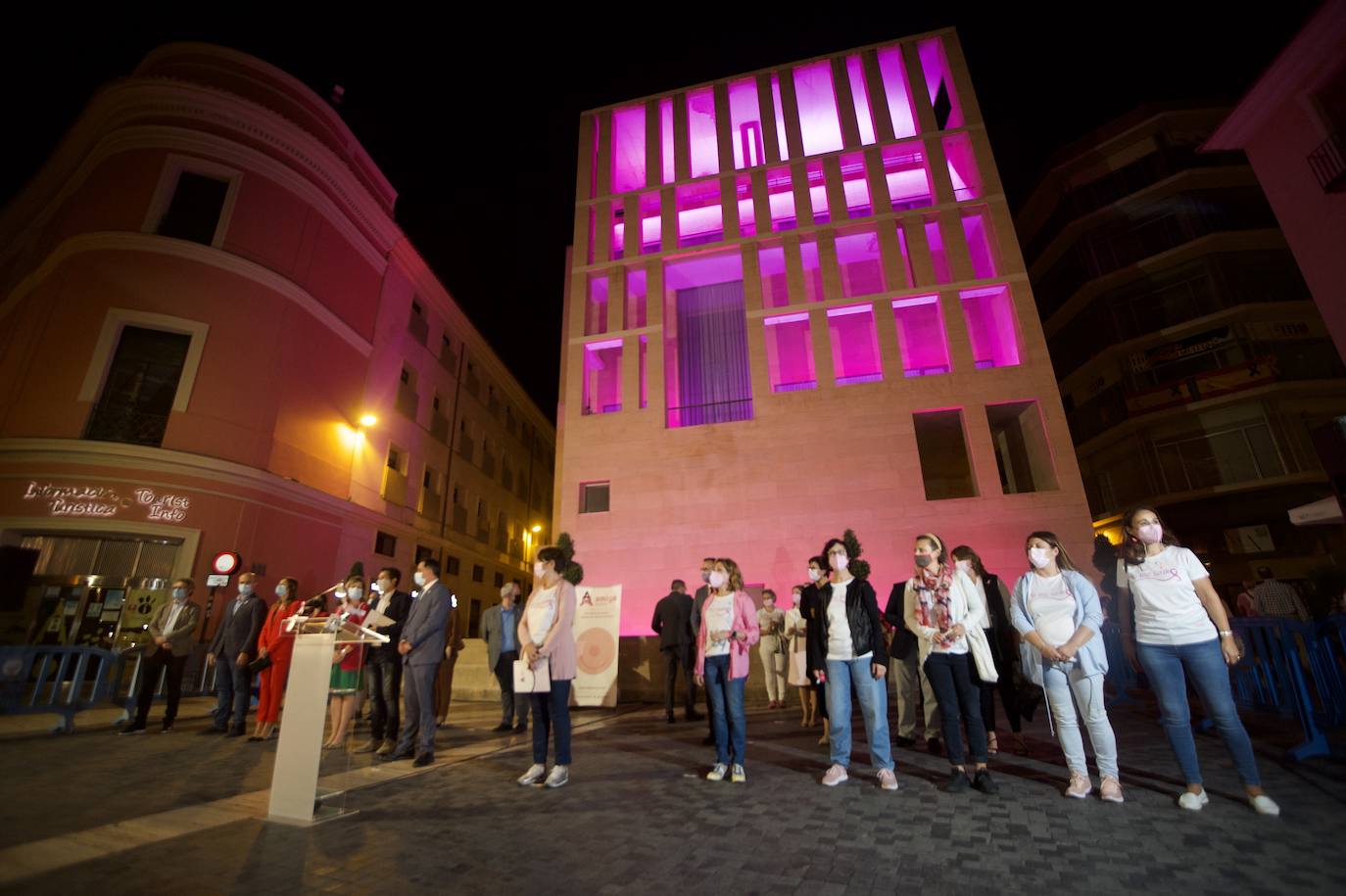 El Moneo se tiñe de rosa como símbolo de solidaridad