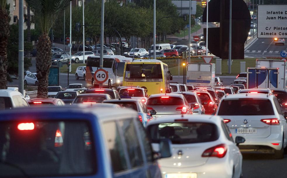 Las rondas de Murcia y sus accesos concentran los atascos diarios que atrapan a miles de conductores