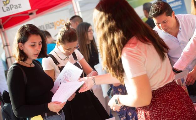 La pandemia apenas hace mella en la empleabilidad de los universitarios