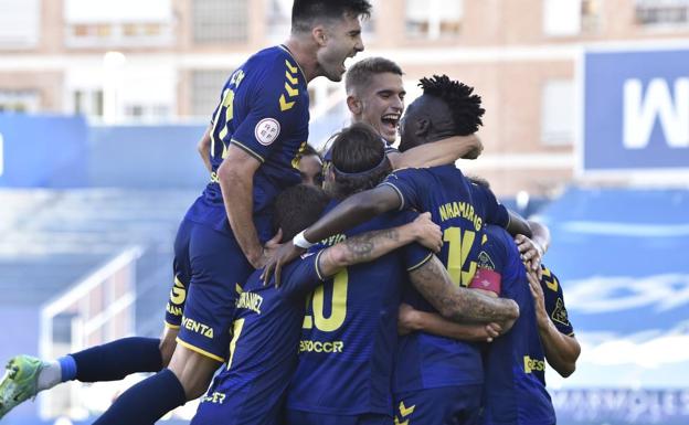 El UCAM tira de eficacia y se lleva tres puntos que permiten sonreír a Salmerón