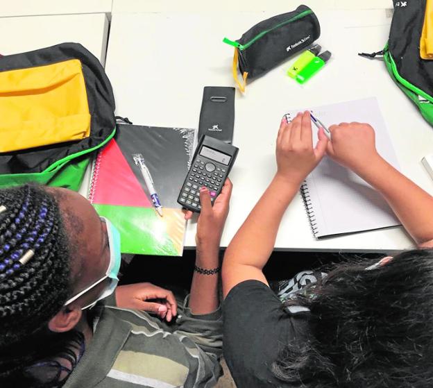 Lápices y bolis que pintan una vuelta al cole en igualdad