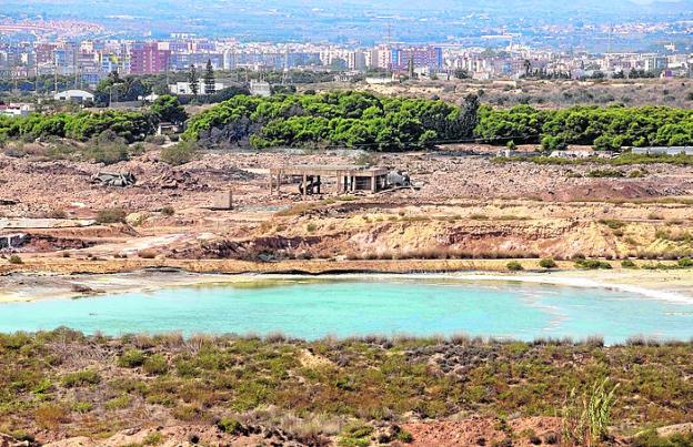 PSOE y Podemos exigen vaciar ya las balsas de residuos tóxicos de Zinsa