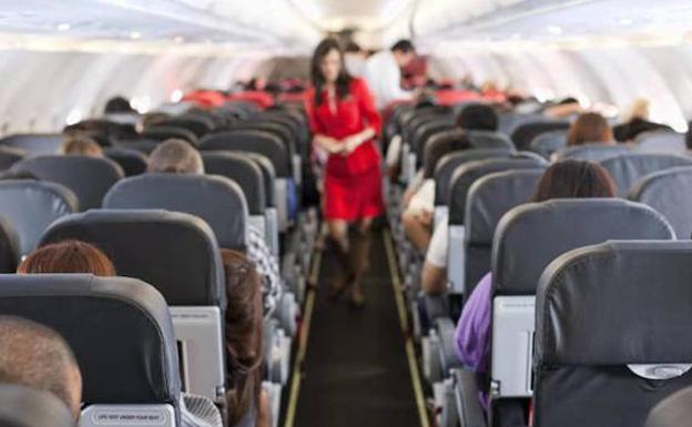 Una azafata desvela en TikTok el truco para volar en primera clase sin pagar más