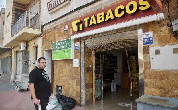 Cuatro encapuchados saquean un estanco con un alunizaje en la calle Mayor de El Raal