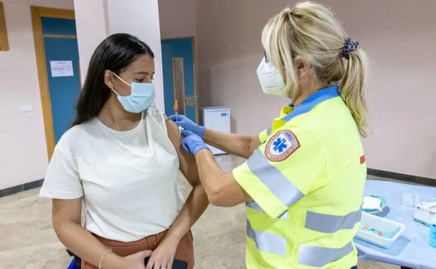 A young woman is vaccinated on the Espinardo Campus, in a file photo.