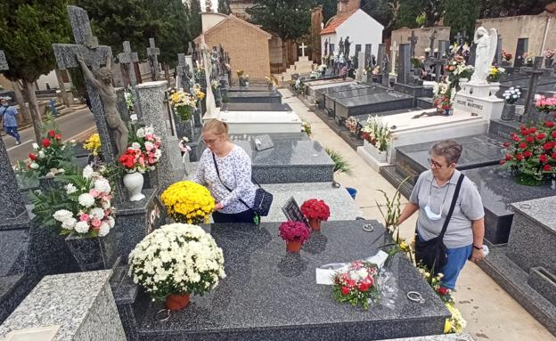 El respeto por el virus espacia las visitas a los cementerios de Murcia