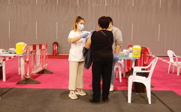Lorquinos mayores de 70 años comienzan a recibir la tercera dosis de la vacuna en Ifelor