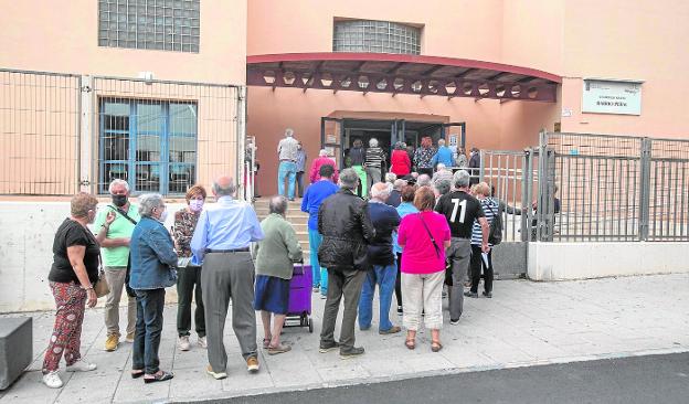 Colas y esperas de media hora para recibir el tercer pinchazo