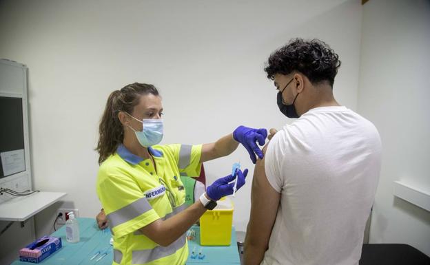 Salud paraliza dos semanas la administración de primeras dosis en Cartagena