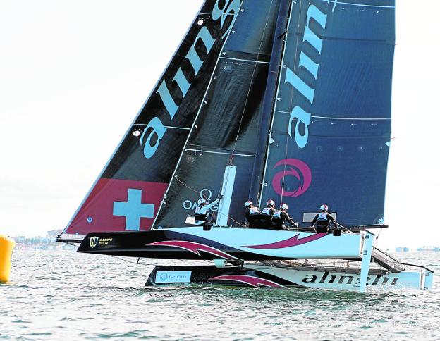 El 'Alinghi' domina en una jornada con viento inestable