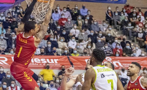 Baño de cariño y baloncesto en el Palacio