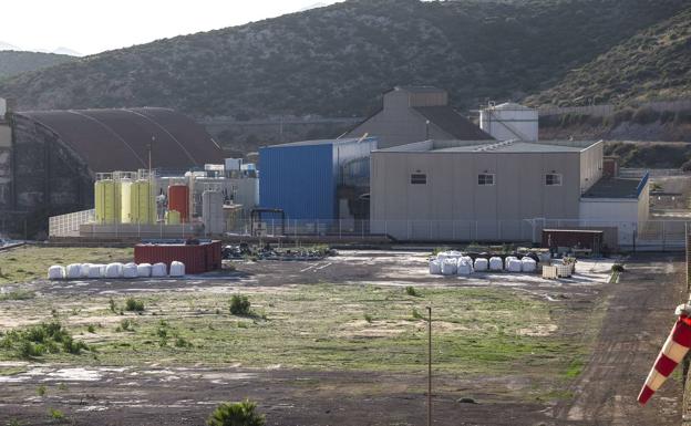Clientes de Escombreras reprochan a Esamur que les corte el agua desalada