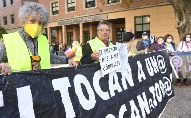 Un grupo de pensionistas se encierra en la UMU para protestar por los «asesinatos machistas»