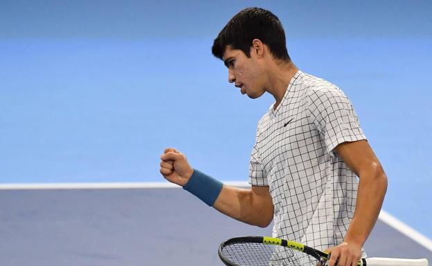 Alcaraz se estrena a lo grande en Milán