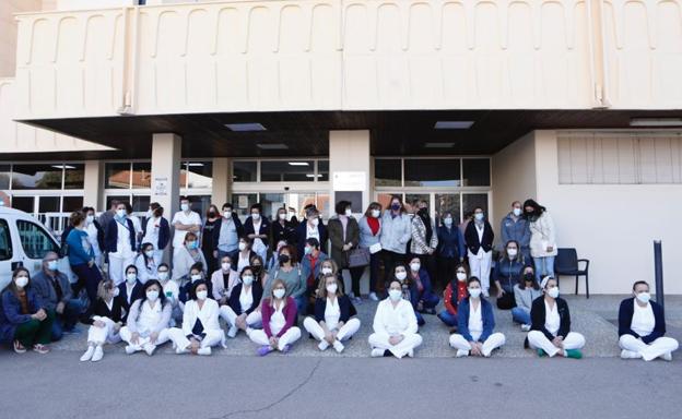 Protesta de los trabajadores de la residencia de ancianos Domingo Sastre de Lorca para que se mantengan los refuerzos sanitarios