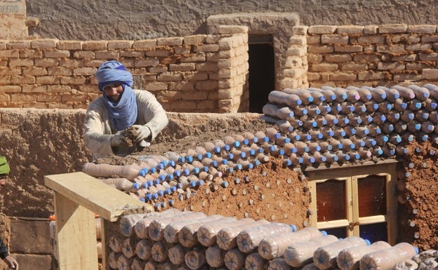 Los sueños de Tateh, el 'loco de las botellas' del Sáhara