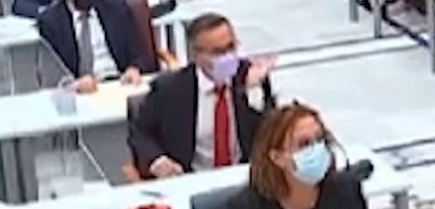 Tensión en la Asamblea por un gesto ofensivo de Diego Conesa a Alberto Castillo