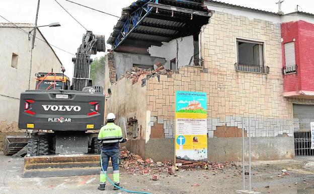 Comienza la demolición para adecuar los accesos al Castillo de Monteagudo