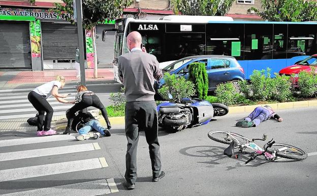 Dos accidentes de tráfico dejan tres heridos en el centro de Cartagena y Los Dolores