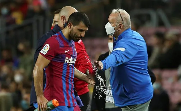 Agüero retires after his physical problem.