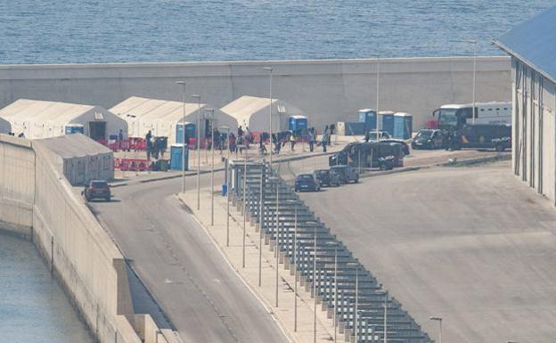 Tents at the Escombreras dock, in Cartagena, to serve people who arrive in the Region by boat. 