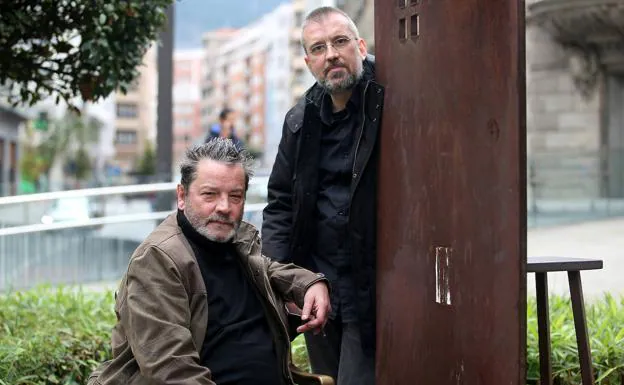 Enrique Urbizu and Carlos Gómez, authors of the book 'La caja de madera', in Bilbao.