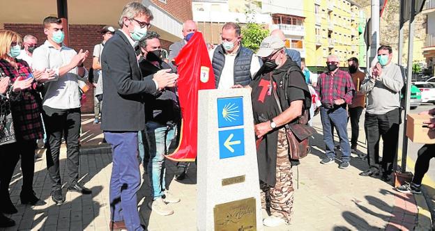 Colocan en Abarán el hito que marca el Camino de Santiago